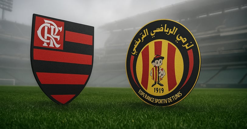 Escudos de Flamengo e Espérance flutuando sobre o gramado de estádio coberto por névoa.