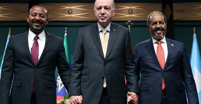 Turkish President Tayyip Erdogan (C) poses with Somali President Hassan Sheikh Mohamud (R) and Ethio