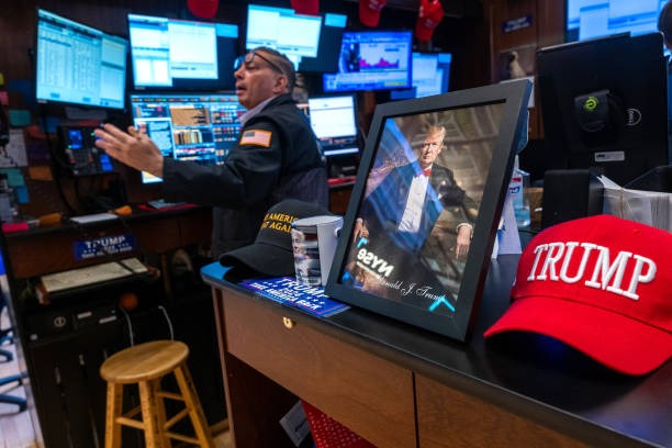 Wall Street Waspada: Investor Menanti Data Ketenagakerjaan dan Legislasi Pajak | NuntiaNews