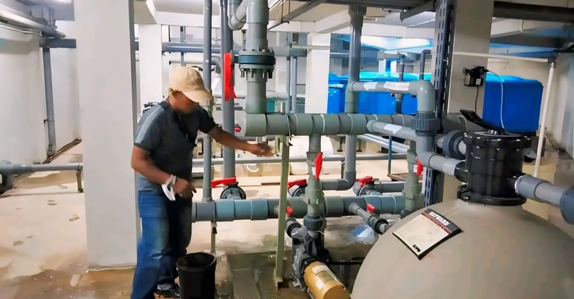 proses instalasi kolam renang oleh teknisi dayanaool