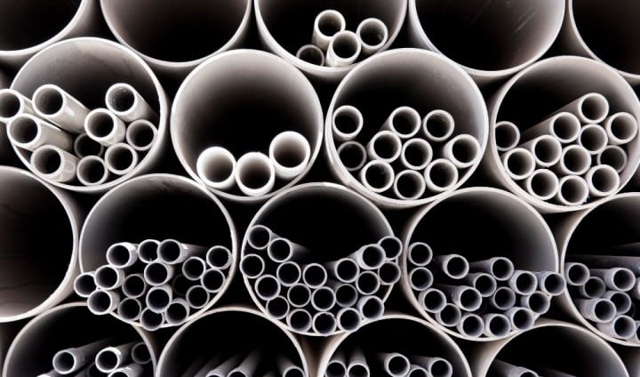 a bunch of pipes and pipes in a pile