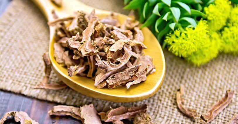 a wooden spoon with dried rhodiola rosea