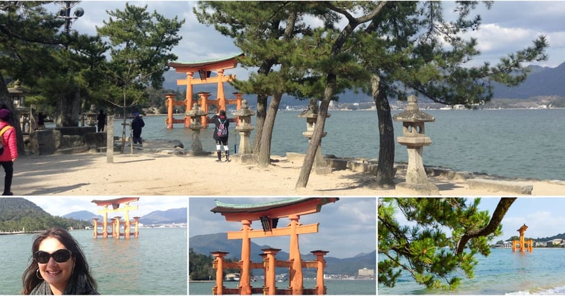 Foto da autora em frente ao Itsukushima shrine em Miyajima.