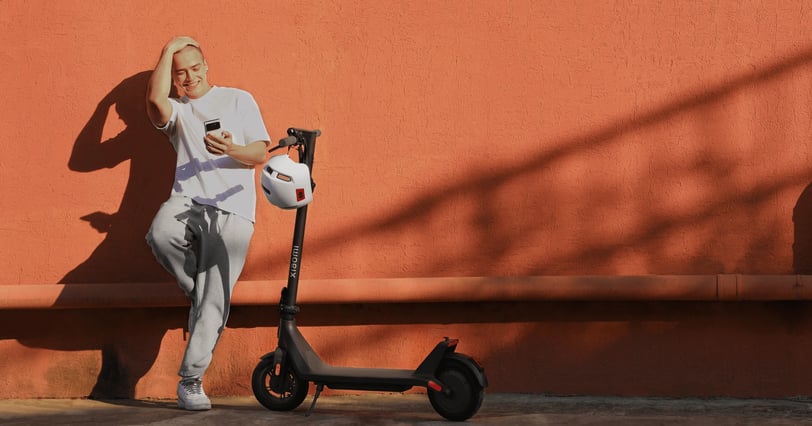 patinete electrico xiaomi 4 lite con una persona