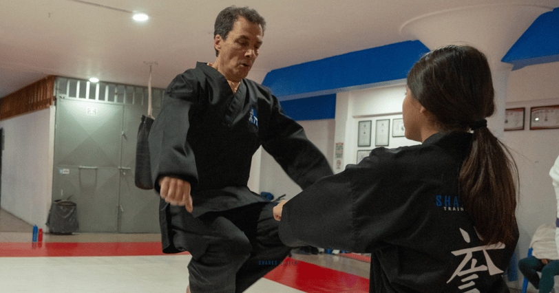 hombre practicando artes marciales en narvarte