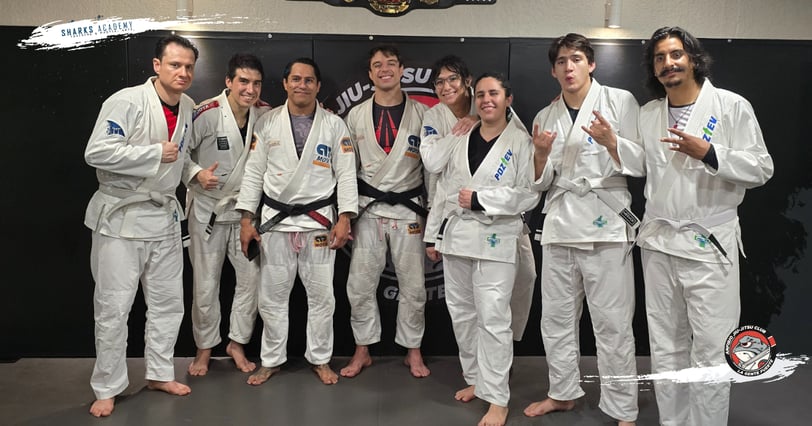 equipo de jiujitsu de sharks academy después de la graduación de jiujitsu
