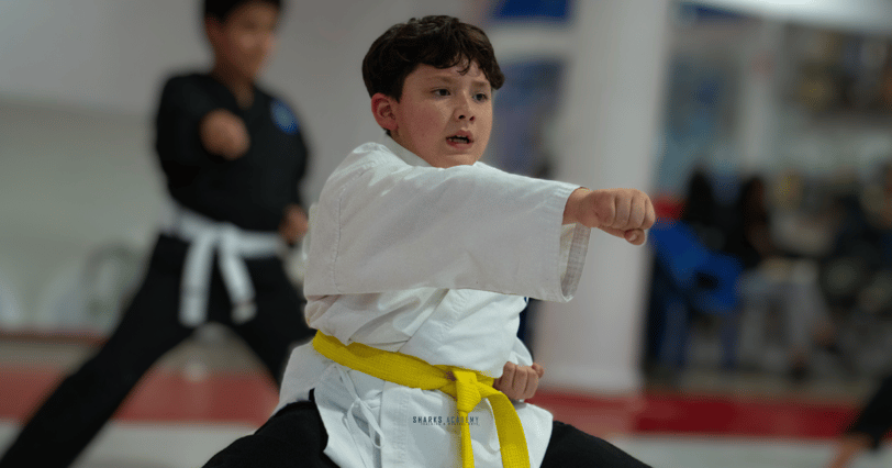 niño entrenando karate mejorando su concentración en narvarte
