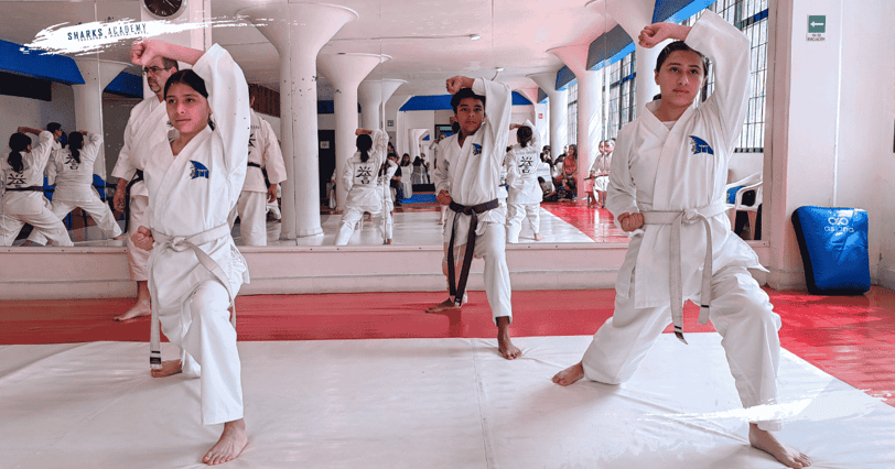 Estudiantes de karate durante examen en Sharks Academy, Narvarte CDMX.
