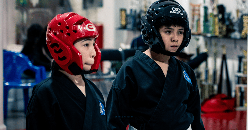 Niños con uniformes de combate preparados para hacer point fighting en narvarte