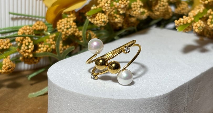 Bague ajustable dorée avec perles