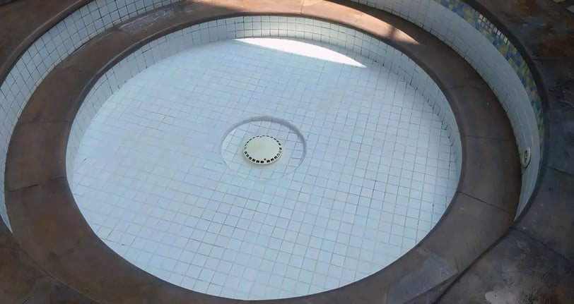 kolam jakuzzi berbentuk lingkaran dengan keramik berwarna putih