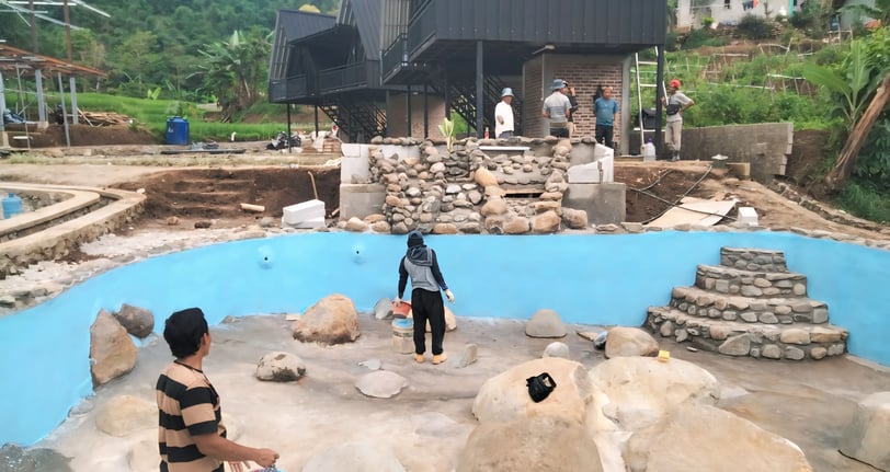 renovasi kolam renang alam yang bocor