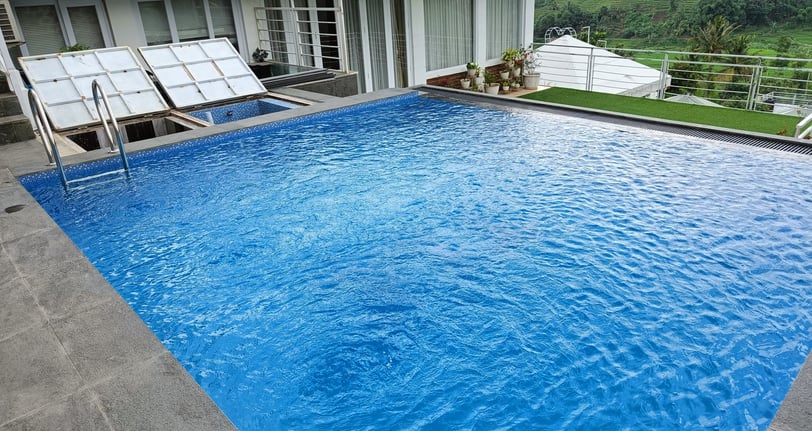 Kolam renang di villa rancaekek dengan finising kolam keramik roman berwarna biru.