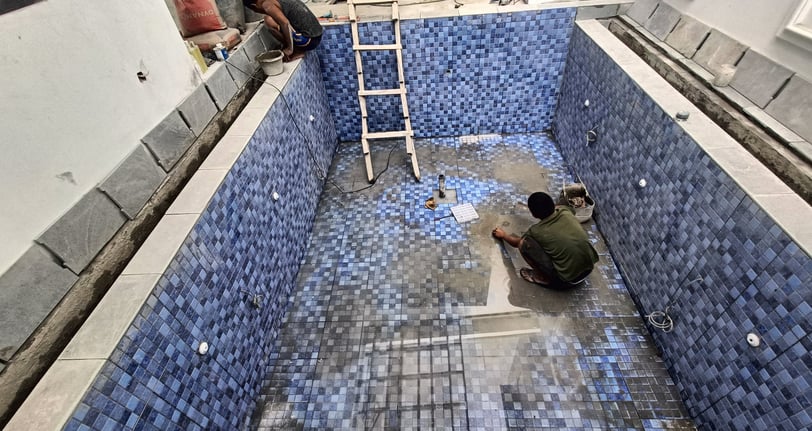proses pengenatan kolam renang