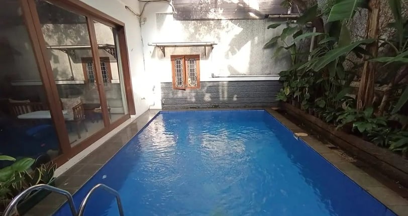 kolam renang minimalis untuk Mengoptimalkan Ruang dengan Kolam Renang: Desain Bagi Tempat Terbatas