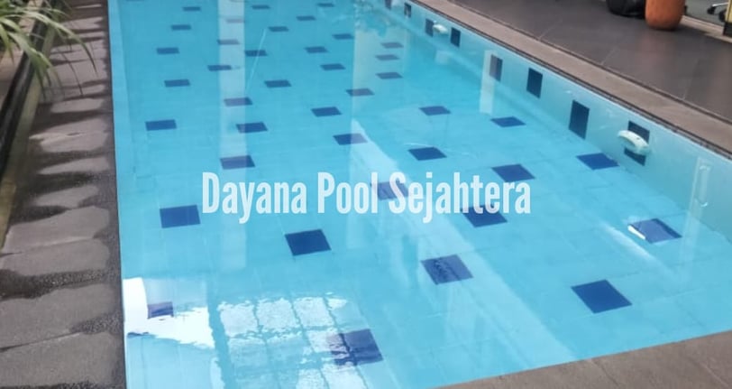 Kolam renang dengan keramik berwarna biru muda dan air yang jernih hasil dari dayanapool.
