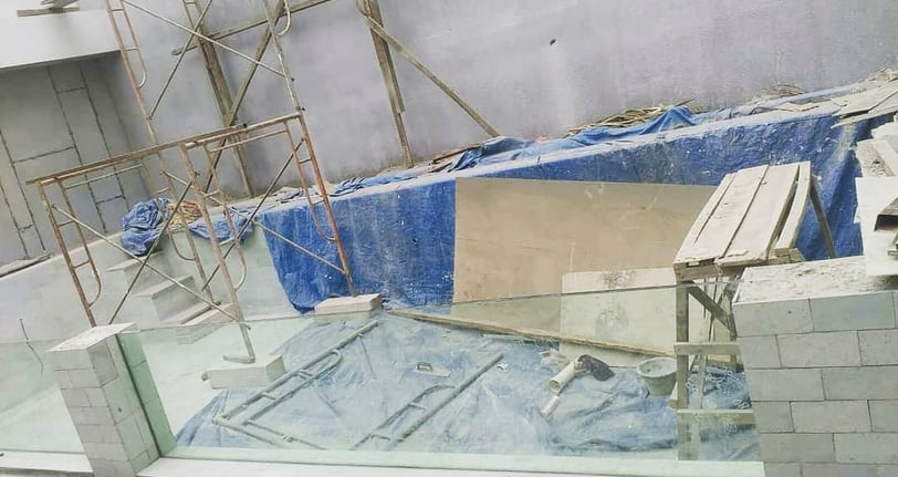 pembuatan kolam renang dengan kaca temperlamined debagian depannya.