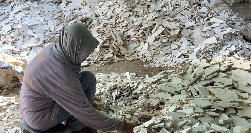 Image gallery: workers breaking and selecting stones for mosaic making 2