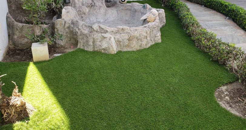 Pasto sintético instalado en jardín residencial Guadalajara por Pasto Sintético Aldrete
