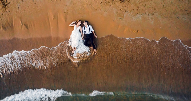 sposi distesi sulla spiaggia di Ragusa