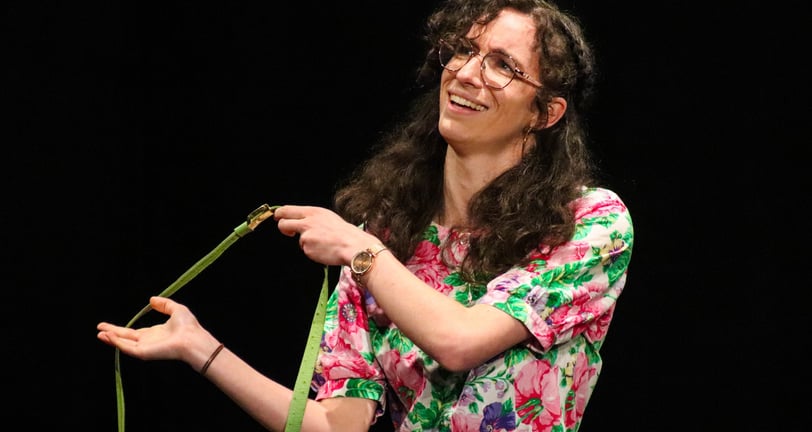Aude Fy, comédienne dans une pièce de théâtre