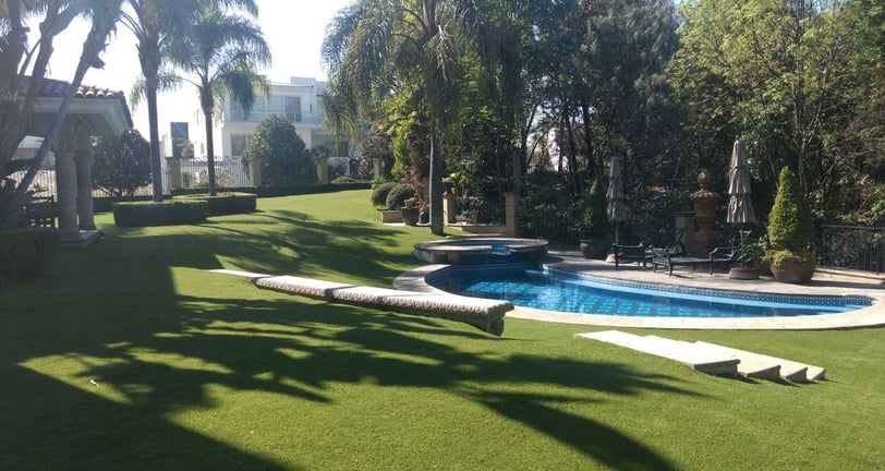 pasto sintetico instalado en un salon de eventos con alberca