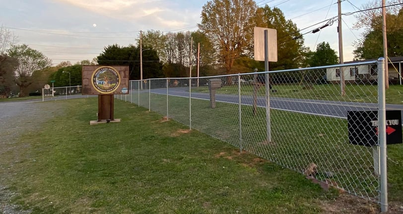chain link fence, chain fence, fence, front yard fence