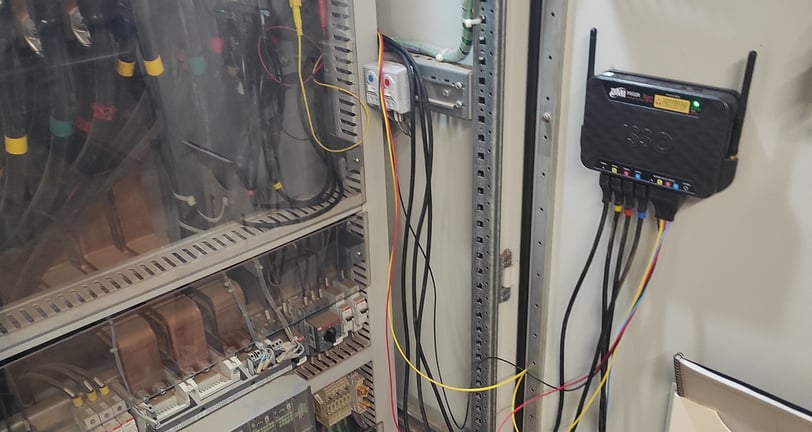 analisador de energia intalado em um quadro de comando