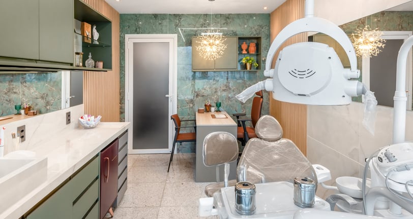 Consultório odontológico reformado pela Nattú Engenharia com equipamentos e decoração elegante