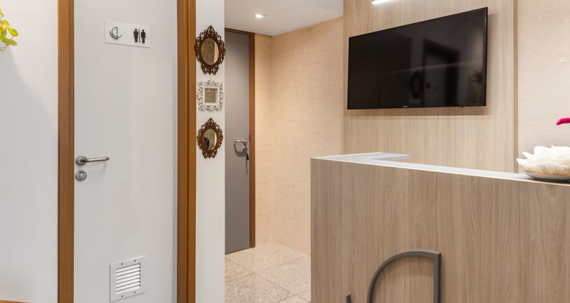 Recepção de consultório, decorada e iluminação suave. Reforma feita pela Nattú Engenharia