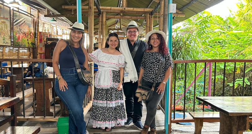 Clientes del restaurante El Hato de Evelio