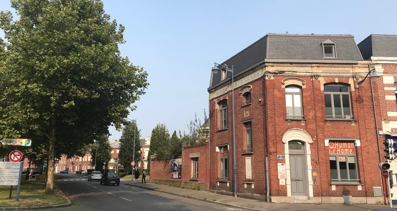 Façade de l'immeuble de bureau bien situé et récemment rénové
