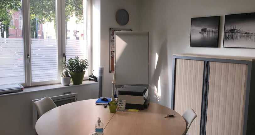 Bureau meublé et lumineux grâce à une grande