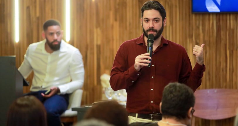 Um palestrante do Destrave Seu Sucesso falando sobre empreendedorismo.