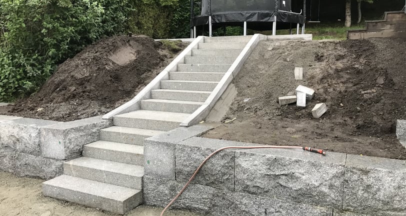 trapp opp til terrasse av granitt stein