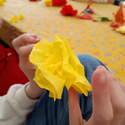 activité manuelle : réalisation de fleurs en papier