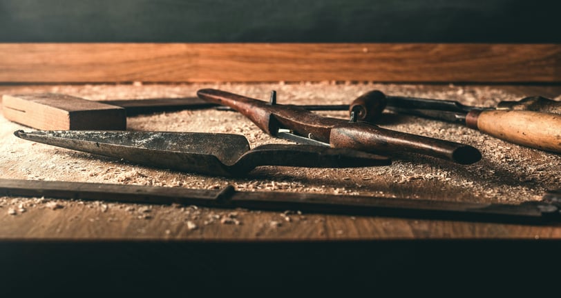 a bunch of woodworking tools that are sitting on a table
