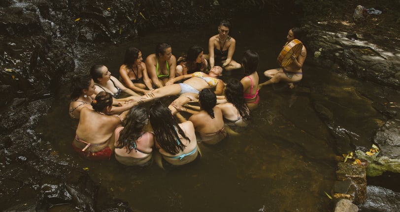 baño de cascada con cantos y tambor