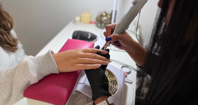 Manicura y Pedicura con esmalte común, semipermanente, nails art o esculpidas