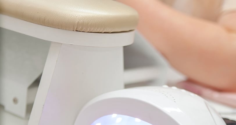 Manicura y pedicura con esmalte semipermanente. y secado en cabina