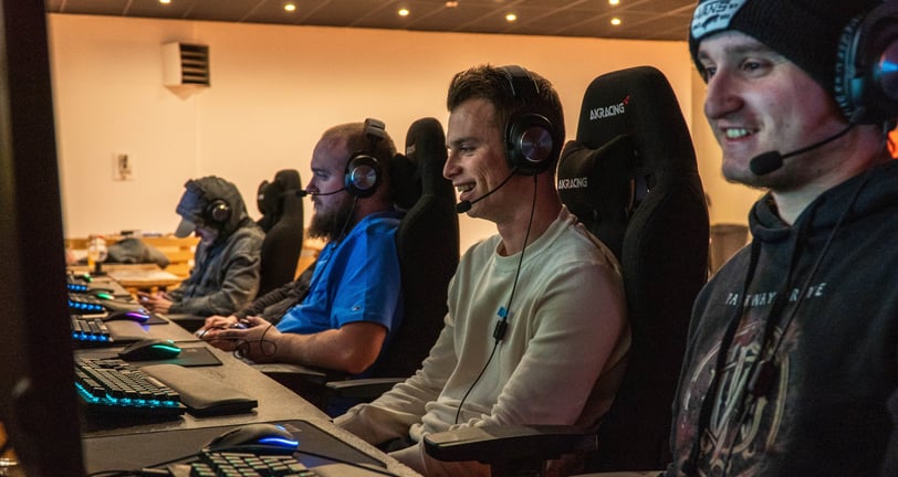 Plusieurs membres du club jouant sur des PC gaming