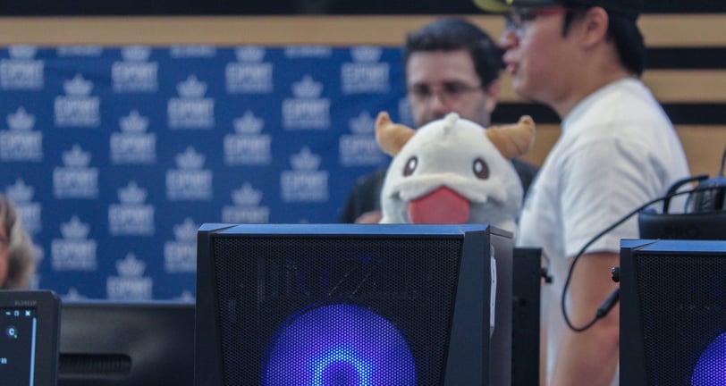 Une peluche de merchandising Riot Games sur le stand d'Esport des Sacres