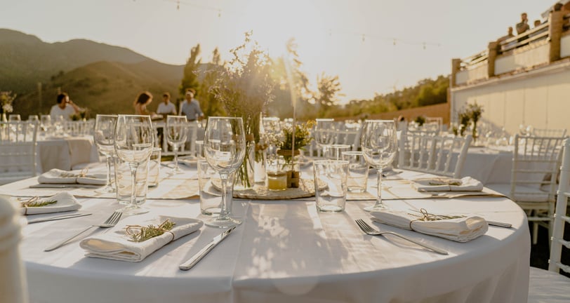 Bodas al atardecer en Málaga con estilo, luz y elegancia. Celebraciones únicas con La Santa