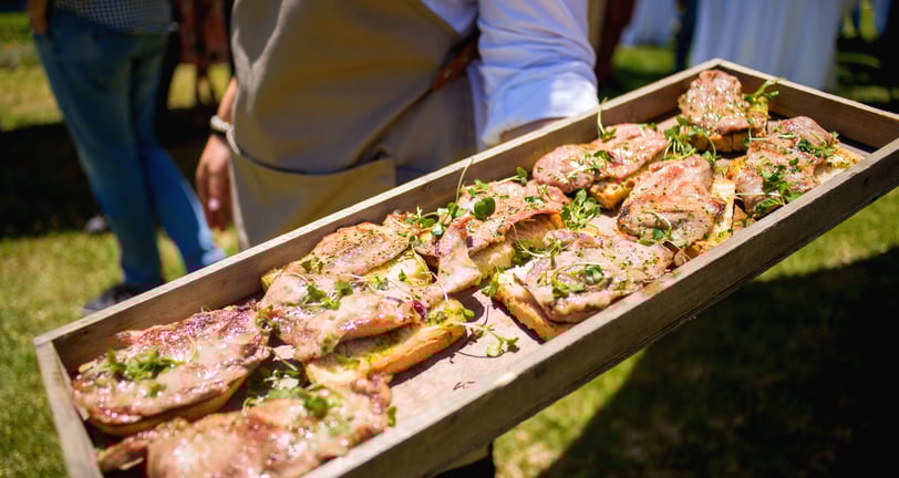 Platos calientes servidos al momento en eventos en Málaga. Sabor, producto y presentación rústica
