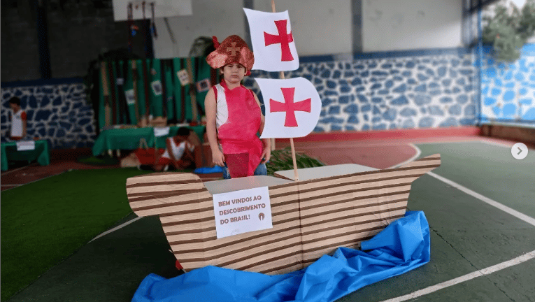 Aluno da educação infantil do centro educacional florescer apresentando uma atividade escolar