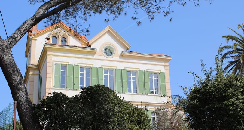 Façade Villa Les Beaux Jours avec son jardin