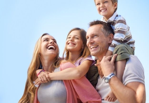 uma família de três sorrindo e rindo juntos
