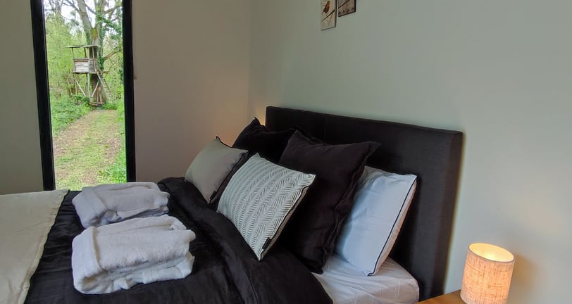 Chambre cosy en cabane avec cuisine équipée et décoration nature