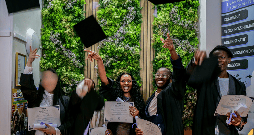 Le jeté de chapeaux après la remise de diplômes