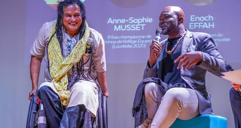 Rihad Salem, membre de l'équipe de France de rugby fauteuil qui discute avec Enoch Effah, boxeur